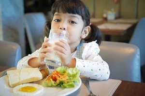 bentuk pola makan sehat si kecil